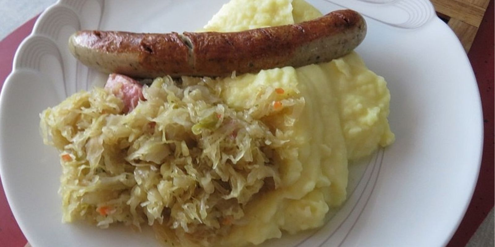 Thüringer Bratwurst mit Kartoffelpüree und Sauerkraut | Rezept-Sammlung